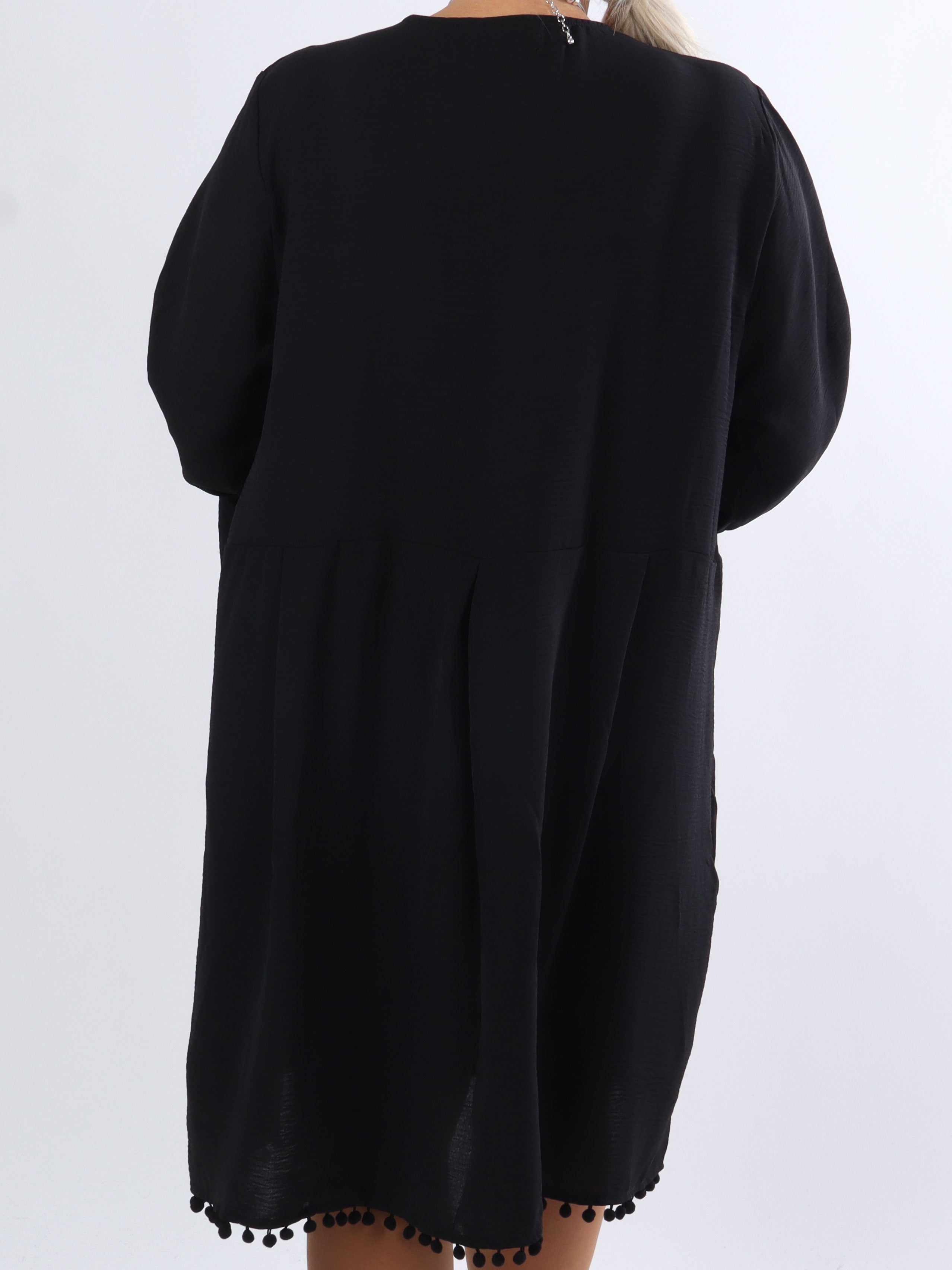 Matilda - Fin klänning i stora storlekar med pompoms